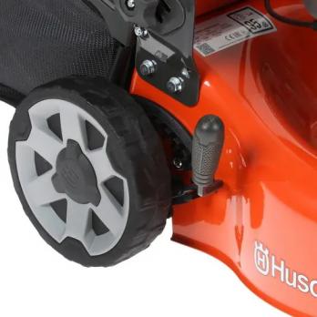 Газонокосилка Husqvarna LC 140SP бензиновая самоходная 9704882-01